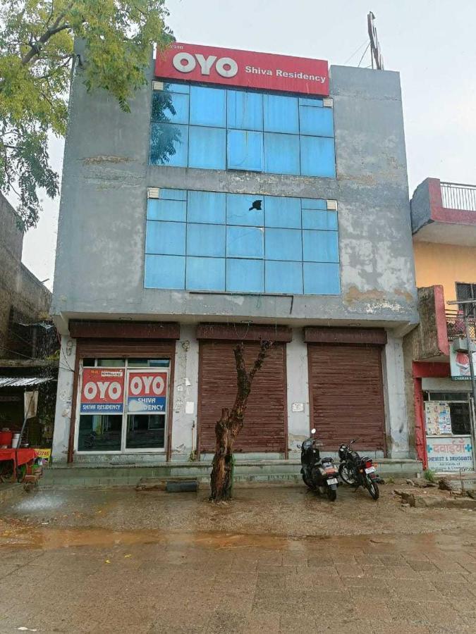 Готель Oyo Flagship 62980 Shiva Residency Garhi Harsaru Екстер'єр фото