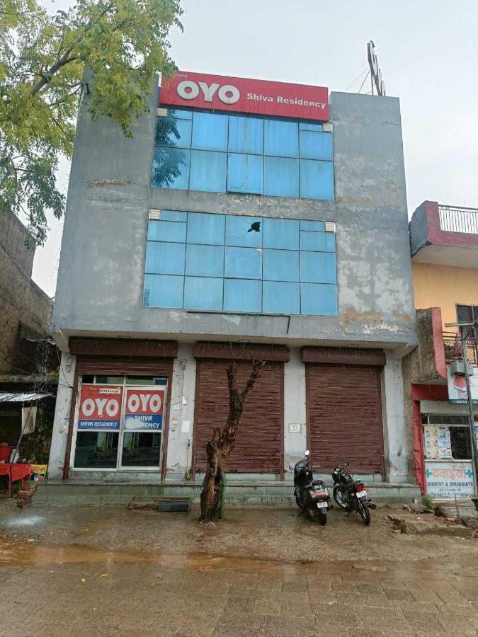 Готель Oyo Flagship 62980 Shiva Residency Garhi Harsaru Екстер'єр фото